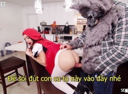 A menina com um lenço vermelho e um lobo sexual muito atraente