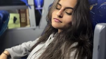 Linda garota chupou meu pau no ônibus